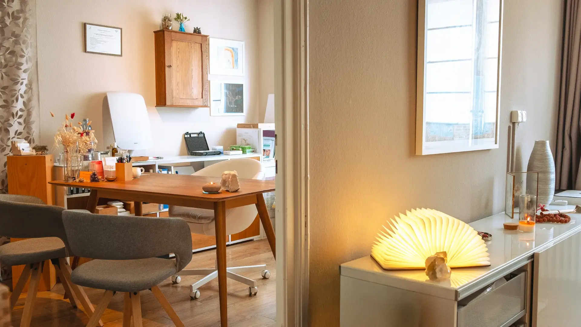 Bureau du cabinet de Lausanne avec table en bois et lampe chaleureuse